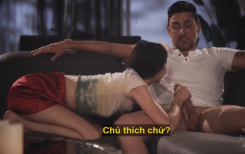 Qua phòng em chơi tranh thủ chịch mà em dâm quá anh không kịp cởi quần